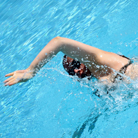 înotul vindecă articulațiile